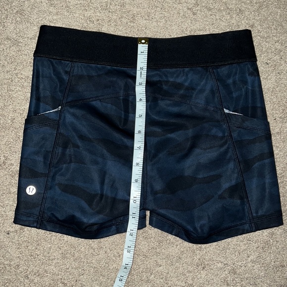 Lululemon shorts size 6 - Picture 10 of 10